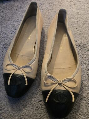 CHANEL Beige and Black Leather Cap-Toe Ballet Flats